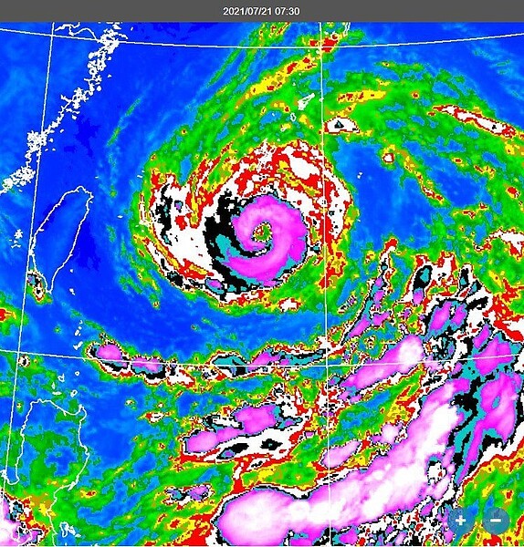 鄭明典以衛星雲圖表示，圖中烟花颱風紫色的眼牆雲系接近環繞一整圈，相對來說強度稍有增強。烟花颱風動向還有變數，預報中心將有新資料公布。圖／取自鄭明典在臉書