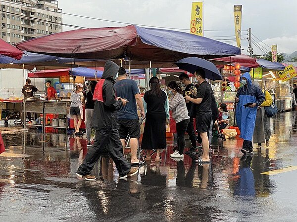 台中夜市「微解封」，人潮平均恢復2至4成。圖／台中市經發局提供
