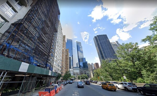 CNBC引述知情人士說法稱，蔡崇信大手筆斥資1.575億美元，在全美最貴豪宅中央公園南220號（220 Central Park South）買下兩套公寓，成為美國房市史上規模第三高的交易。