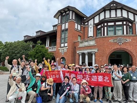 北投區永和里舉辦的長青樂活遊台北活動。圖／曾富榆里長提供
