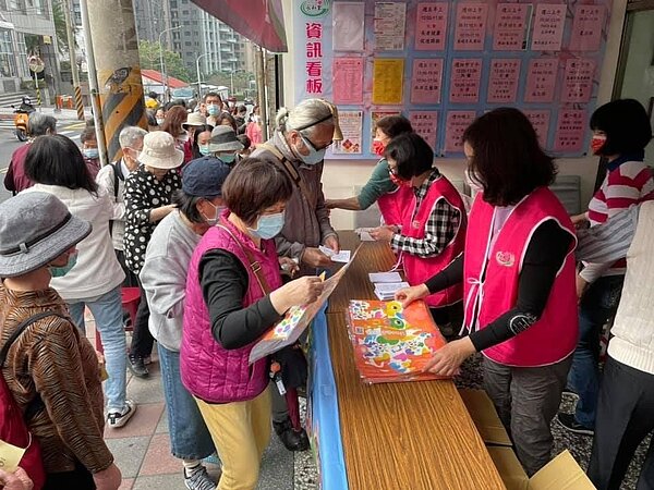 北投區永和里元宵節送燈籠活動。圖／曾富榆里長提供