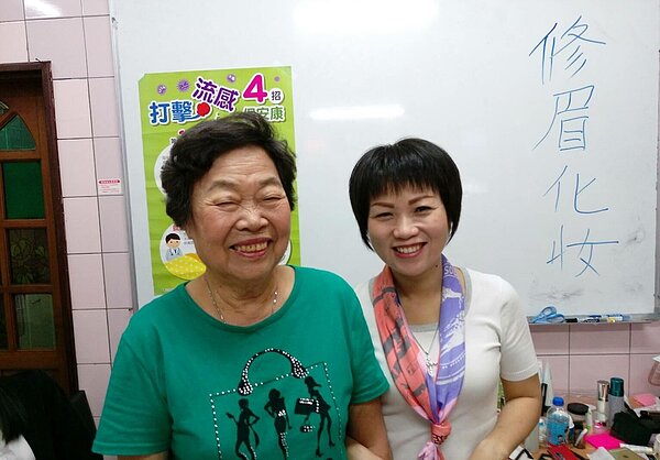 美容師為里民修眉化妝，漂亮過母親節。圖／里長臉書專頁