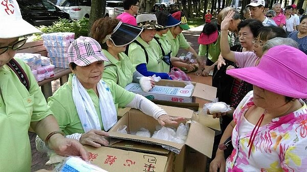 中秋健走活動，志工行前發送餐點。圖／里長臉書專頁	