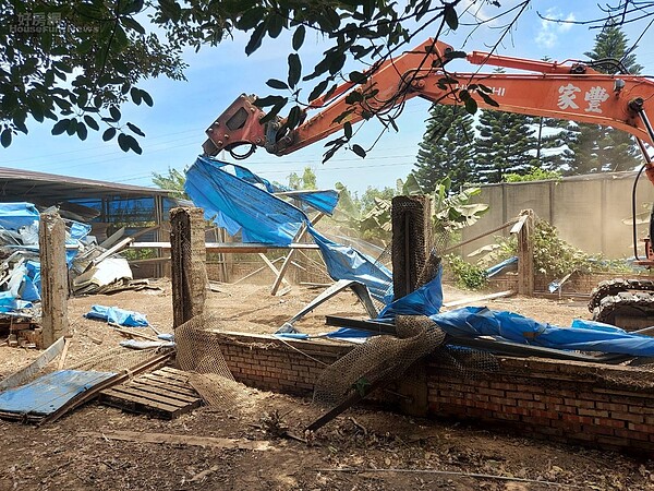 湖口鄉和興段某違章雞舍,新竹縣府執行強制拆除。圖/新竹縣政府提供
