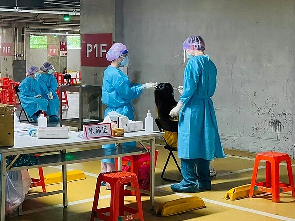 截至21日為止,三井Outlet已完成1216名員工快篩,且結果全數陰性。圖/新北經發局提供