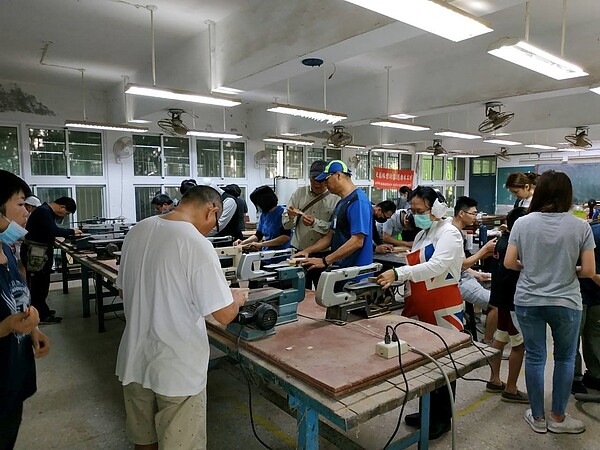 林泉里特色課程－木工班，學員學習如何操作機器。圖／北投林泉里臉書專頁