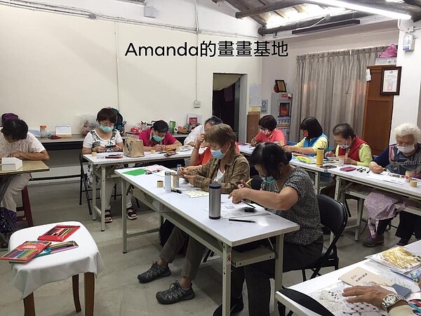 林泉里特色課程－纏繞畫，里民專注作畫。圖／Amanda的畫畫基地臉書專頁