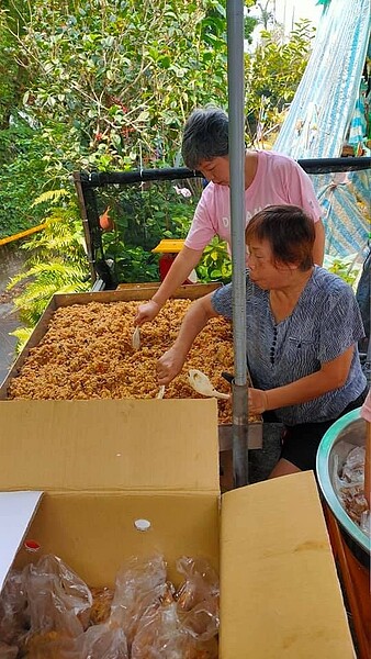 志工準備免費素油飯發送給里民，慶祝母親節。圖／陳惠華里長臉書