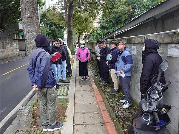 陳惠華前往三軍總醫院前會勘人行道設置地點。圖／台北市鄰里服務網