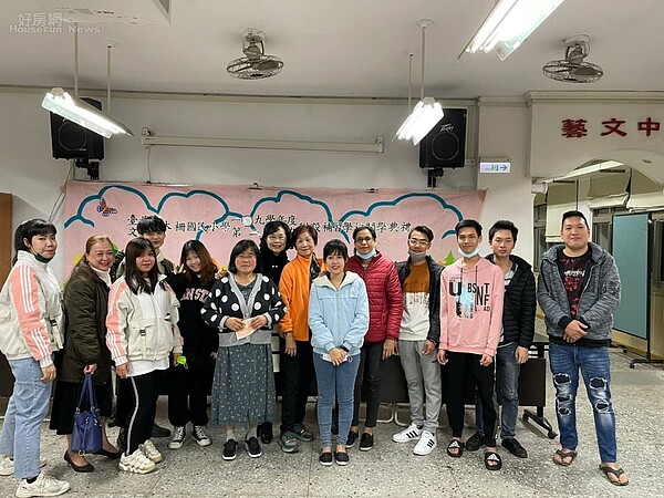 木柵國小夜補校校務主任簡玉卿(左六)和一〇九學年度第二學期學生。圖/簡玉卿提供