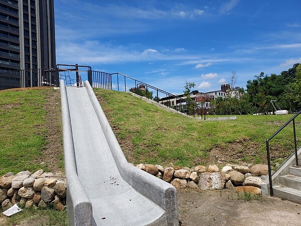 辛亥生態公園中,有許多遊樂設施。圖/李永順攝