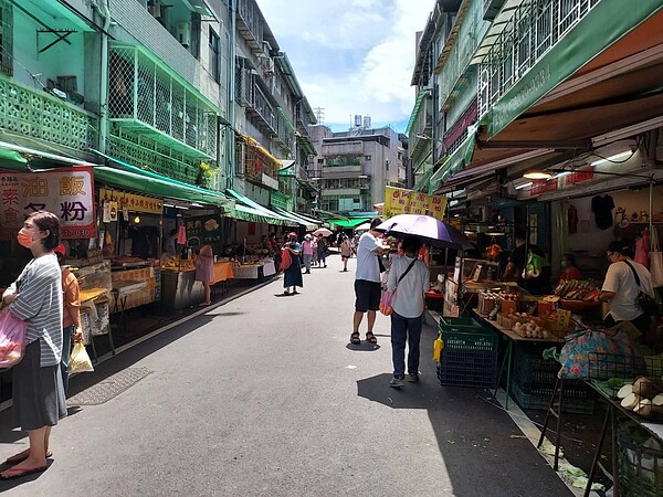 熱鬧的興德市場。圖/李永順攝