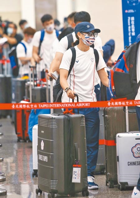 中華奧運代表團19日搭乘2020東京奧運專案班機前往日本，圖為羽球國手戴資穎推著行李排隊辦理報到。（本報資料照片）