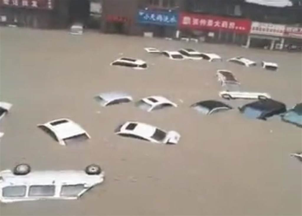 鄭州遭逢「千年一遇」豪雨，道路積水成災。圖／翻攝自東網