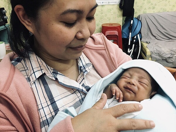 移工媽媽Marites因懷孕遭不當解雇,又因疫情嚴峻回不了母國,除背負龐大經濟重擔,寶寶也沒法律保障。圖/桃市群眾服務協會提供