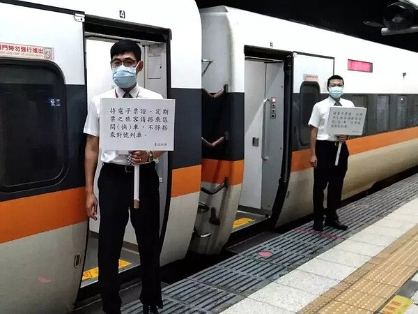 台鐵目前禁止使用電子票證搭對號列車。圖／台鐵局提供
