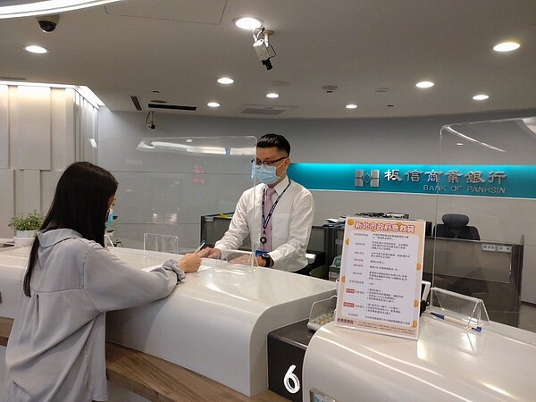 新北市推出急救貸2.0欲補貼在地中小企業支付經濟部營運資金貸款利息,跟去年一樣只有板信商銀投入支援。圖/新北經發局提供