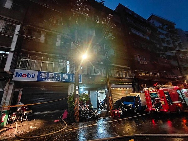 板橋計程車行員工宿舍火警。圖/取自侯友宜臉書