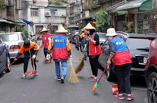 在里長陳得福的努力之下，里民紛紛響應他的號召，加入環保志工的行列，為社區環境貢獻心力。 圖／佳和里辦公處提供