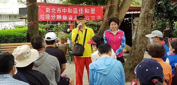 里長陳得福經常舉辦講座，向里民宣導環保觀念。圖／佳和里辦公處提供