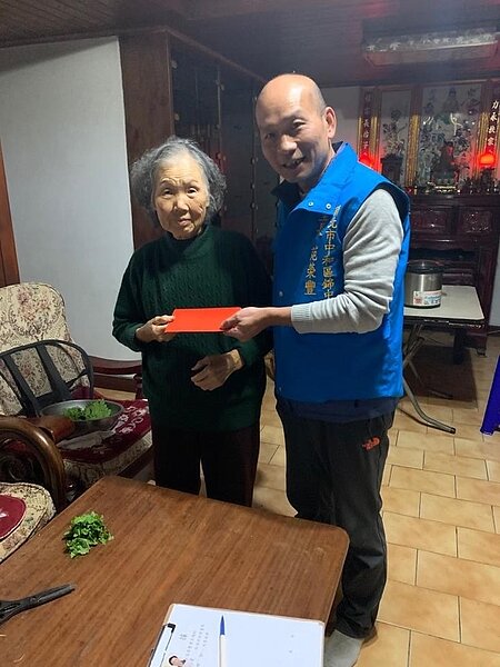 積極關心里區內居民的錦中里里長范榮豐。圖/范榮豐提供。