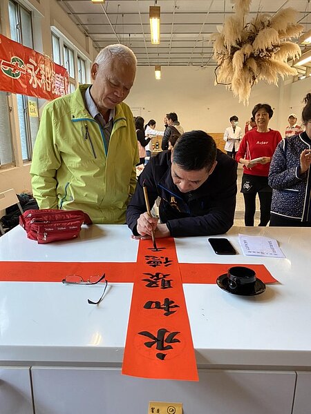 柯義和與其他鄰里舉辦的春節書法活動。圖／柯義和提供