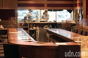 昨天傍晚傳出一份指引,內容為三級警戒降到二級草案,27日起開放到室內50人、室外百人上限,餐廳、超商、賣場依規定可內用等。 圖/聯合報系資料照片