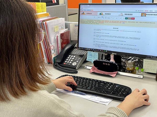 民眾使用不動產實價查詢。(圖/聯合報系資料照)