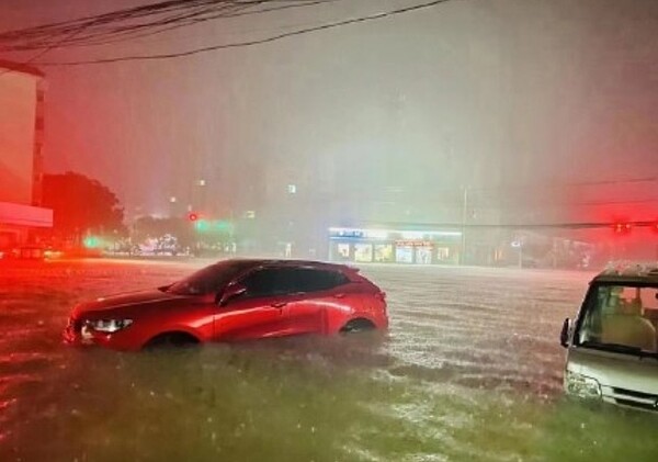 河南省持續下暴雨中，新鄉市降雨紀錄超越鄭州市，洪水沖進民宅。照片／河南廣播電視台