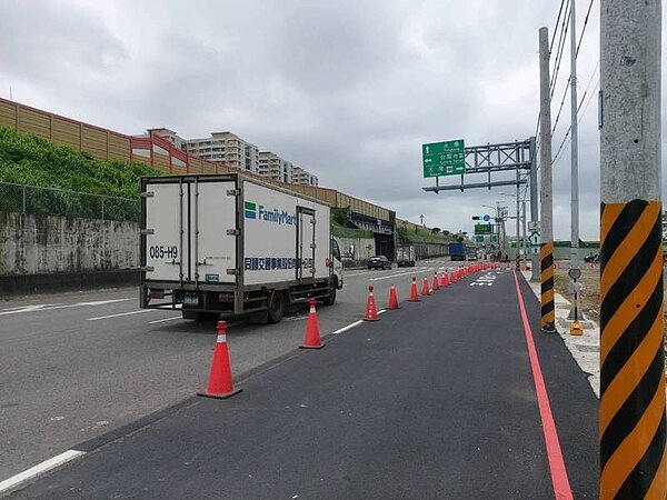 台南市政府為解決大灣交流道周邊交通壅塞問題,第1階段交流道東側改善方案今天通車。圖/南市府工務局提供