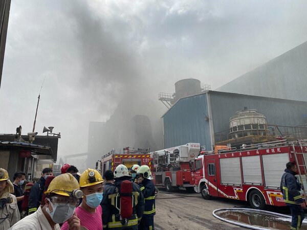 彰化伸港的慶欣欣鋼聯公司下午2點起火，一樓熔爐機具起火燃燒，現場濃煙密布，上百員工都已疏散。記者劉明岩／攝影