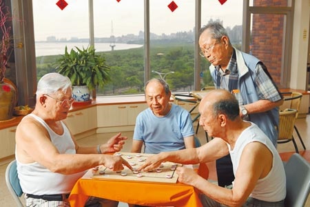 隨著高齡化、少子化的來臨，面對退休卻還未存夠資金者，可以藉由以房養老的管道，讓銀髮族可以按月享有養老金。（本報資料照片）