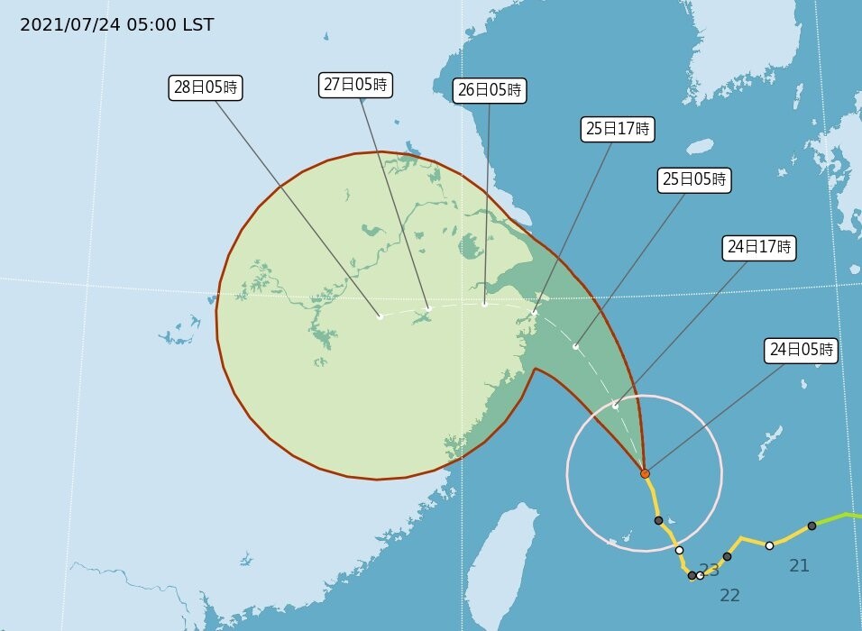 凌晨5時中央氣象局路徑潛勢預測圖顯示，中颱烟花持續朝北北西前進，今晚有望脫離海上警報的警戒範圍。圖／取自氣象局網站