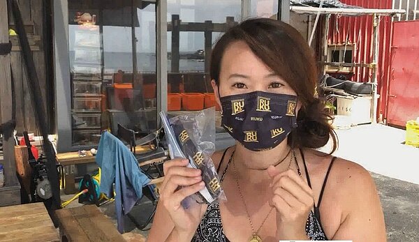 業者說,頭一出水面、上岸就拿出帶在身上專用袋內的口罩戴上。記者游明煌/翻攝