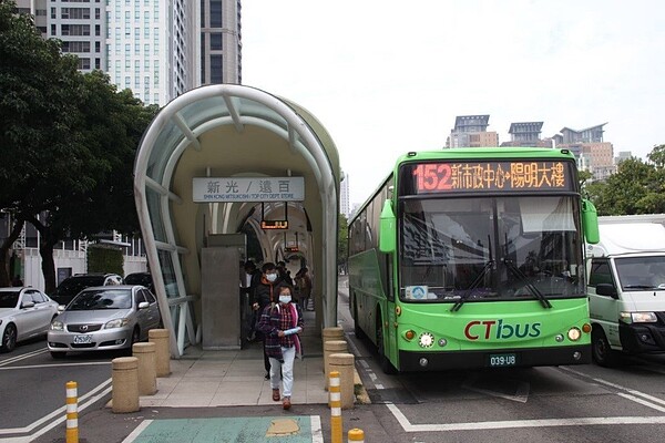 中央宣布7月27日起全國疫情從三級警戒降為二級,台中市交通局已發文給全市17家公車業者,要滾動式檢討各路線逐步恢復原核定服務水準的班次。圖/台中市交通局提供