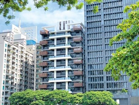 城揚建設近日推出剛完工的新屋「J Modern」住宅大樓，圖右就是水京棧H2O國際酒店。圖∕顏瑞田