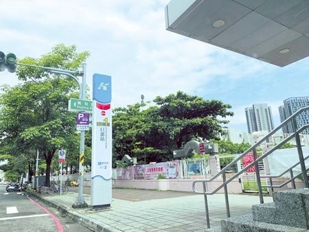 高雄捷運R14巨蛋站提供區內建案住戶,便利的交通。圖∕顏瑞田