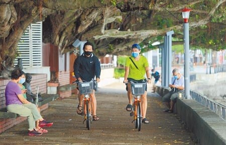 疫情指揮中心指揮官陳時中宣布,7月27日起全國疫情警戒從三級降為二級。(張鎧乙攝)