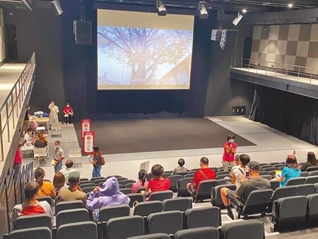 台南美術館2館跨域展演廳,昨天化身為疫苗接種站,民眾在這裡享有藝術氛圍,還有「跟著志玲姊姊走進南美館」影片相伴。(曹婷婷攝)