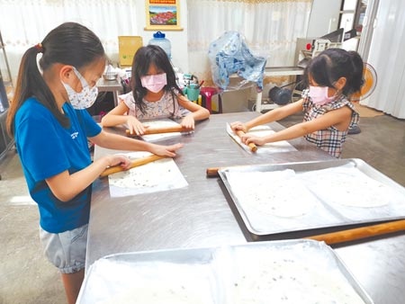 台南市麻豆兒少站學童學做蔥油餅。（劉秀芬攝）