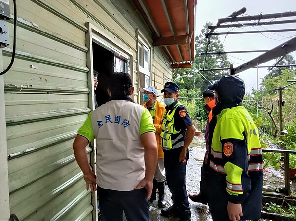 大溪警分局協助復興區公所撤離部落住民。圖／記者鄭國樑翻攝
