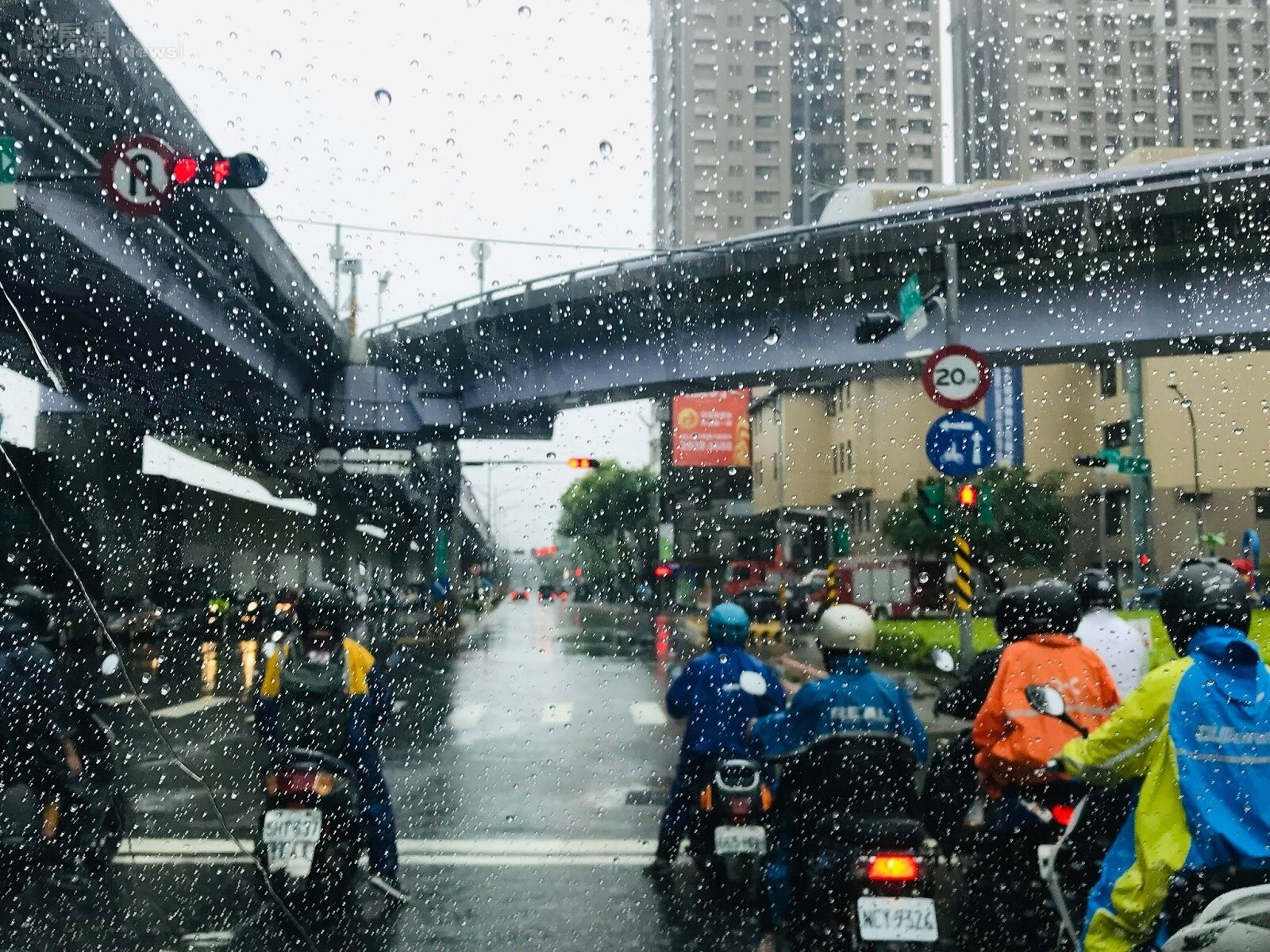烟花颱風解除海警,但外圍環流將挾帶大量雨勢。圖/好房網News記者黃暐迪攝影