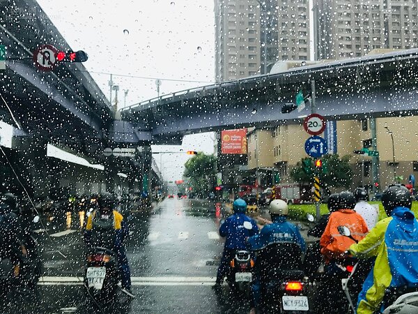 烟花颱風解除海警,但外圍環流將挾帶大量雨勢。圖/好房網News記者黃暐迪攝影
