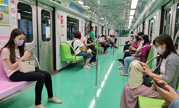 台中捷運綠線運量逐步回升,7月27日起配合疫情警戒降級,將縮短尖峰及假日班距。圖/台中捷運公司提供