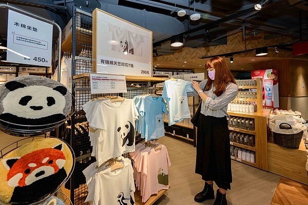 全聯南港旗艦店是第一間販售MUJI無印良品「兒童有機棉天竺印花T恤」的店中店。圖/全聯提供