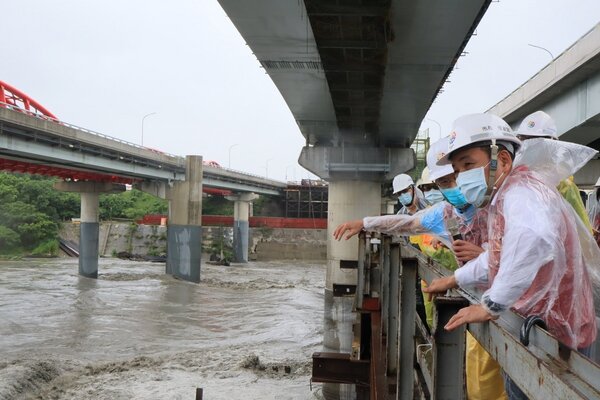 工務局長詹榮鋒（右二）向市長侯友宜說明三鶯大橋工程進度及防颱準備。圖／新北市政府提供
