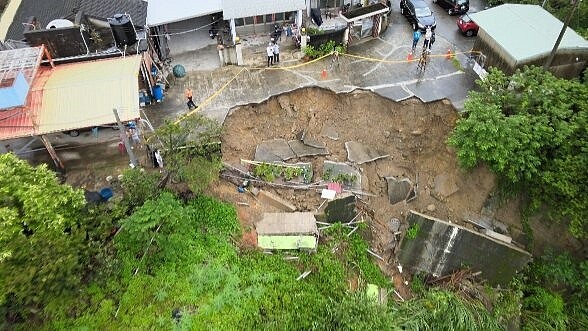 苗栗縣三灣鄉中港溪畔一處民宅前方的邊坡23日晚間6點多突然崩坍數10公尺，住戶有十餘人被緊急撤離。圖／民眾提供