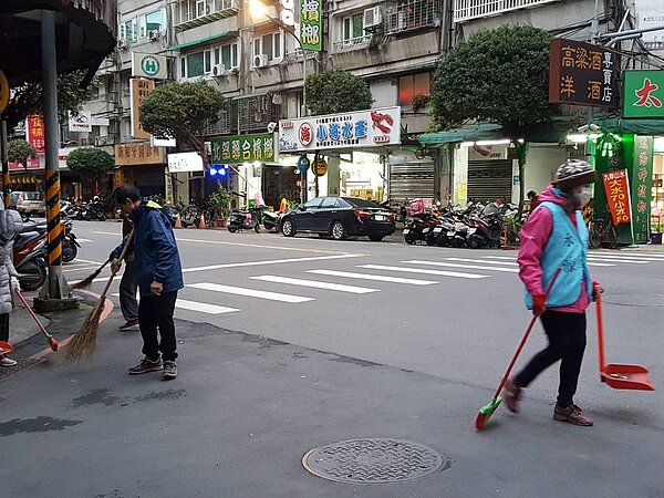 環保志工進行清掃工作。圖／柯義和提供