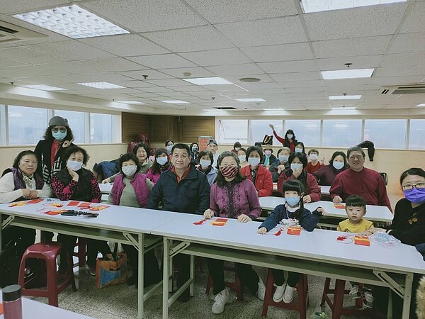 過年舉辦的紅包袋宮燈DIY活動。圖／許承煬提供