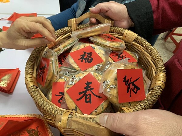 過年時發放新年餅乾給里民。圖／許承煬提供